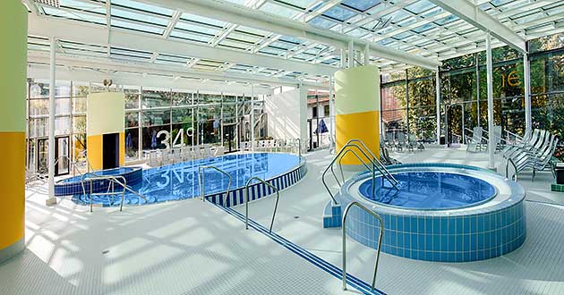 Karoli Badepark im Bayerischen Wald mit Freibad, Hallenbad, Gesundheitssolebad 34C (Mediterraneum) und ganzjhrigem Auenpool. 