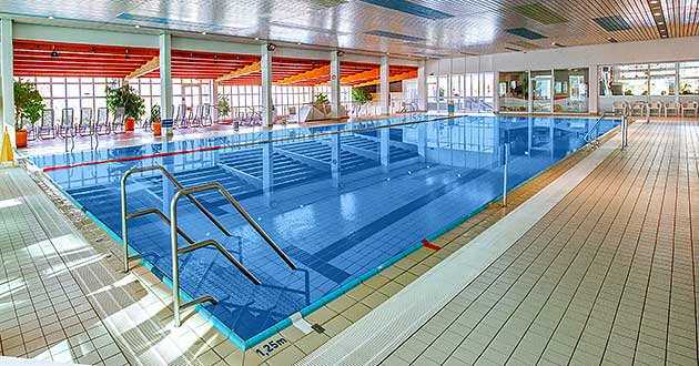 Karoli Badepark im Bayerischen Wald mit Freibad, Hallenbad, Gesundheitssolebad 34C (Mediterraneum) und ganzjhrigem Auenpool. 